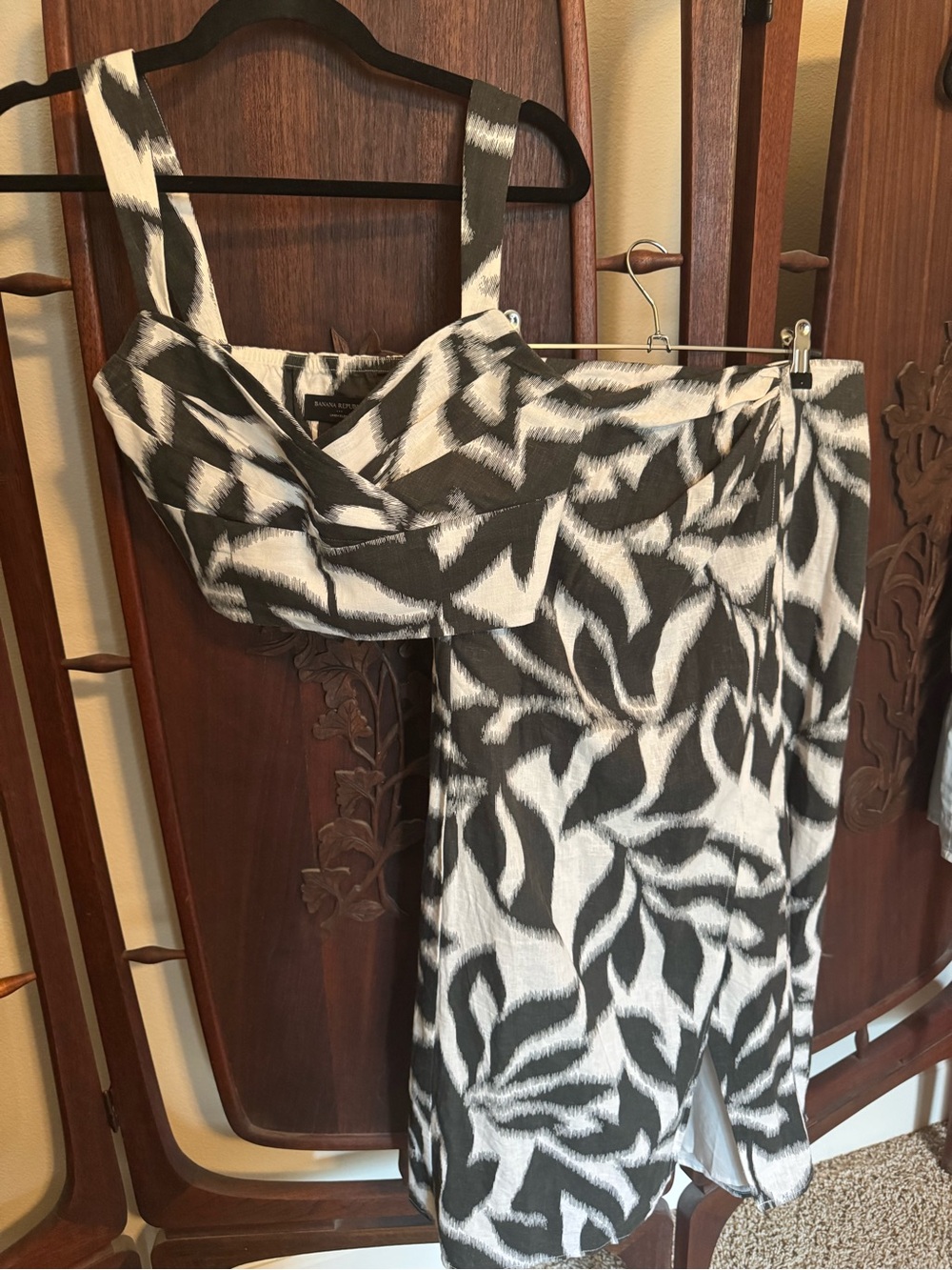 Banana Republic Factory Black & White cropped top and lined linen blend skirt.